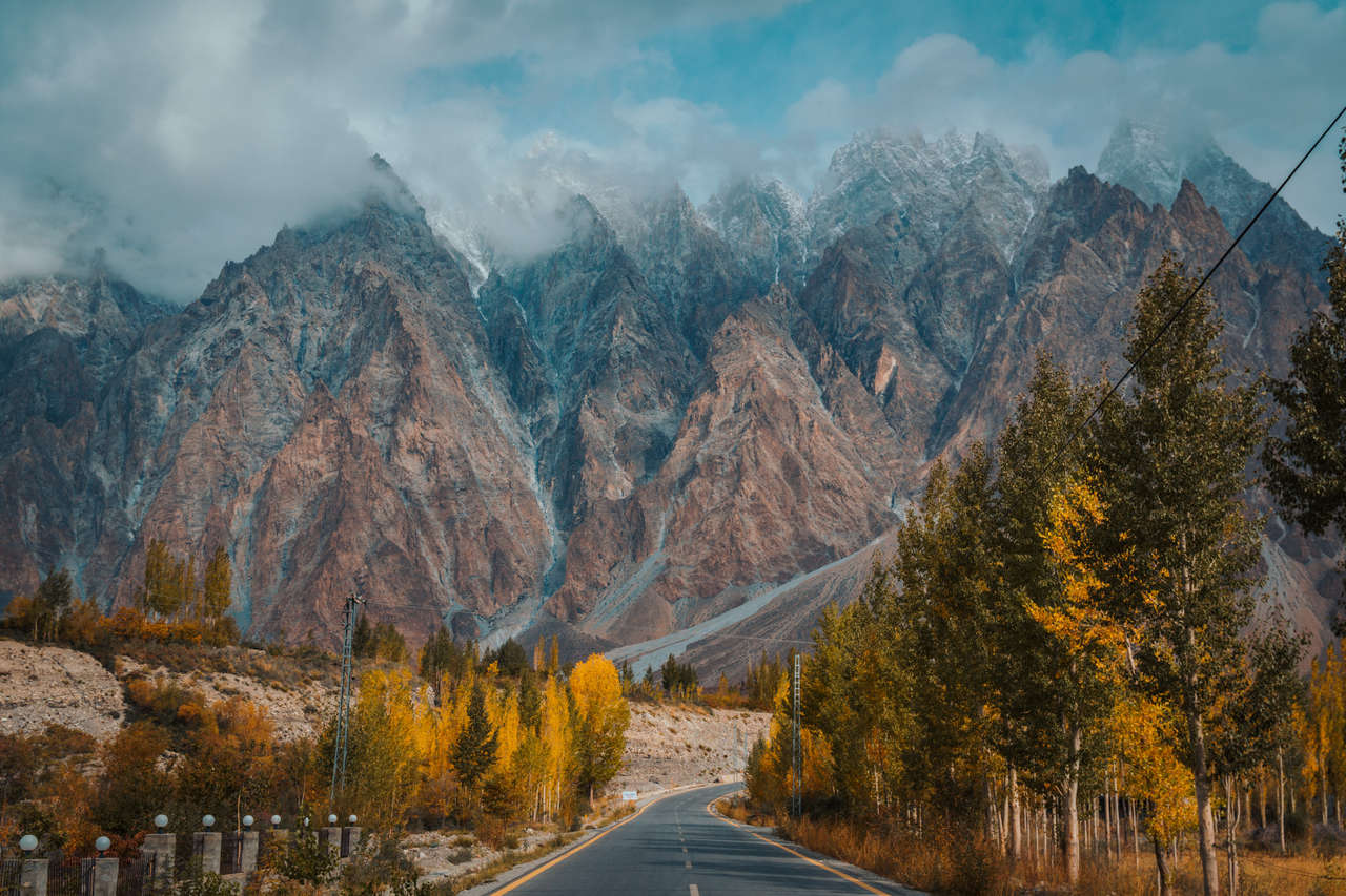 Which Country Is Bigger Karakoram mountain range, Pakistan