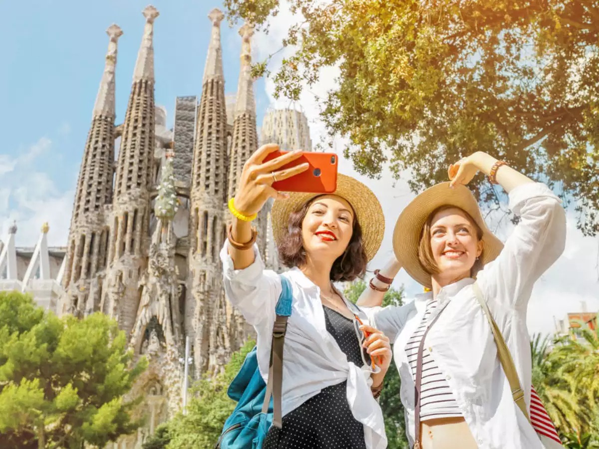Spirit Animal Travel Quiz Travellers Tourists In Barcelona, Spain