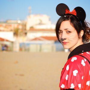 🏰 Can You Survive a Day Working at Disneyland? Take the costume\'s head off and say \